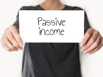 hands holding passive income sign